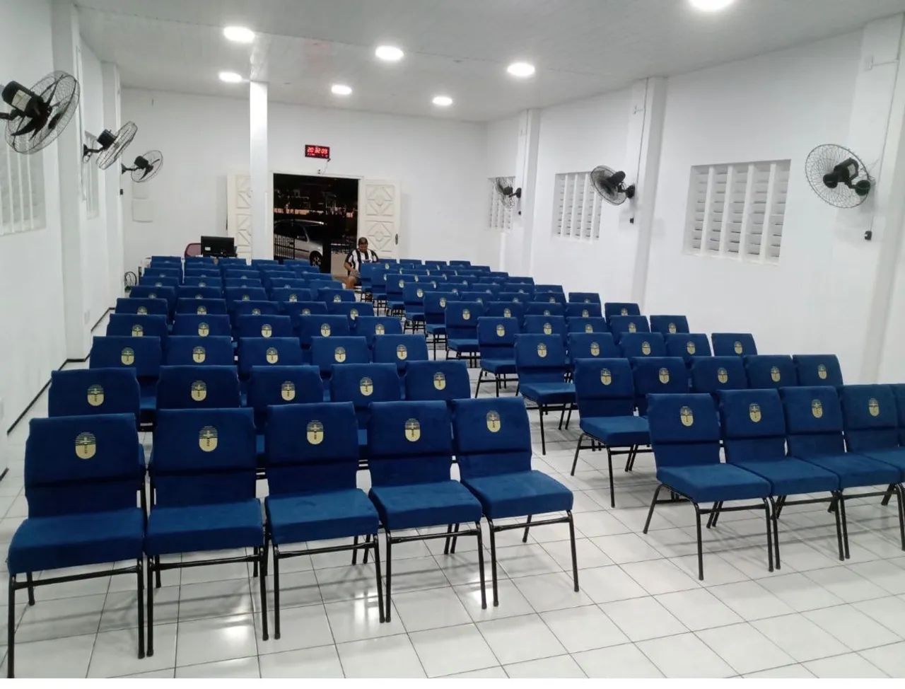 Cadeiras de Igreja acolchoada tipo poltrona direto 