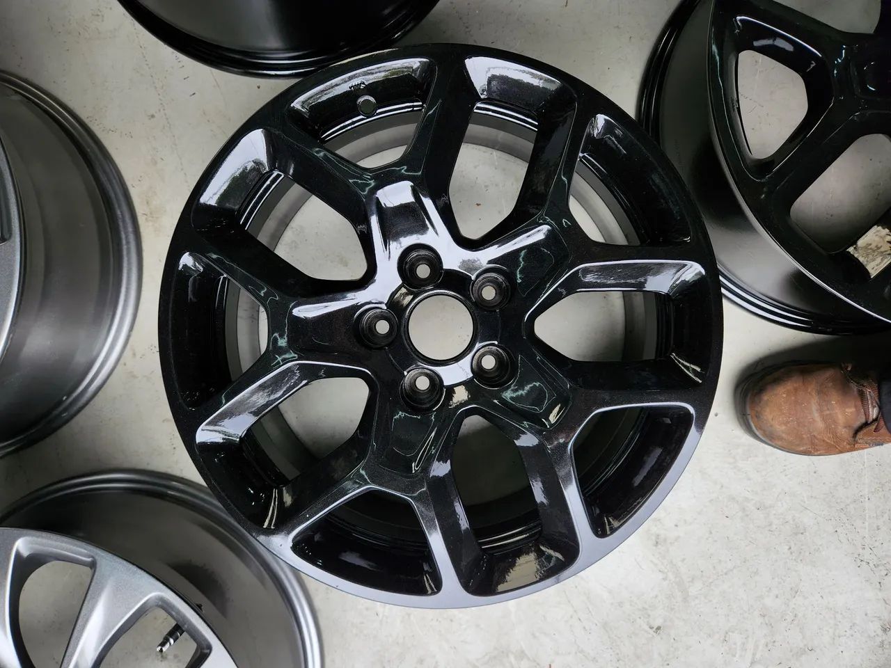 Jogo de rodas Renegade Compass aro 17 Furação 5x110 - Foto 4