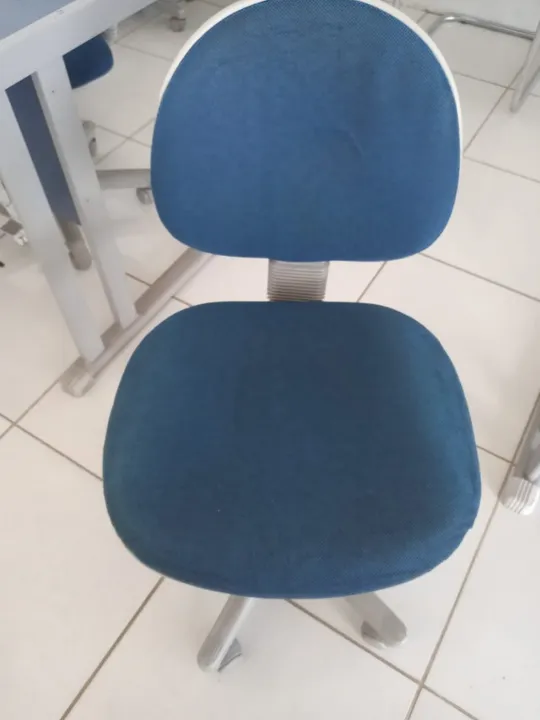 Cadeiras de Escritório Cor Azul - O acento não tem o gás, fica fixo.