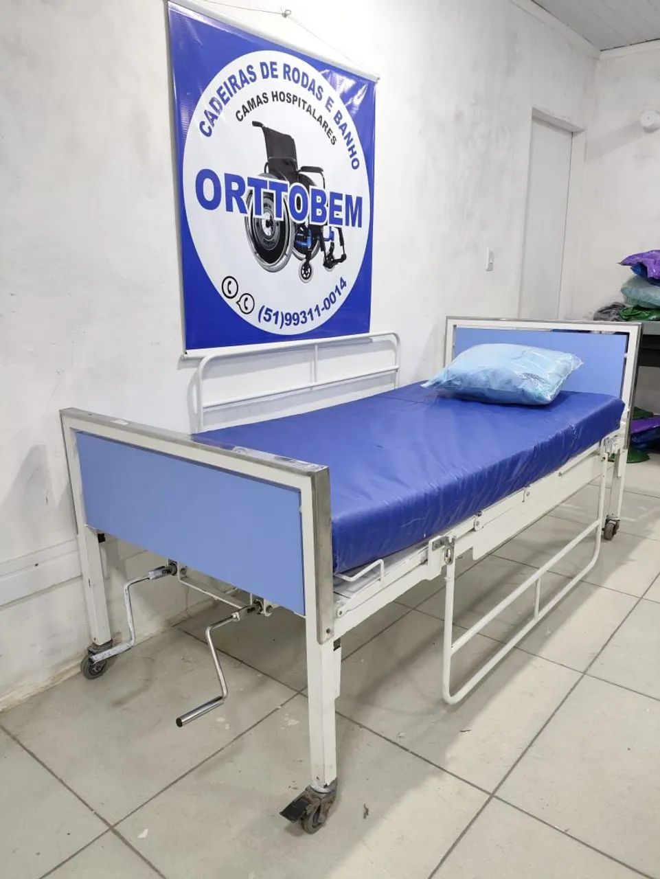 Cama Hospitalar 2 Manivelas com Colchão Impermeável e Travesseiro Guardas laterais  - Foto 3