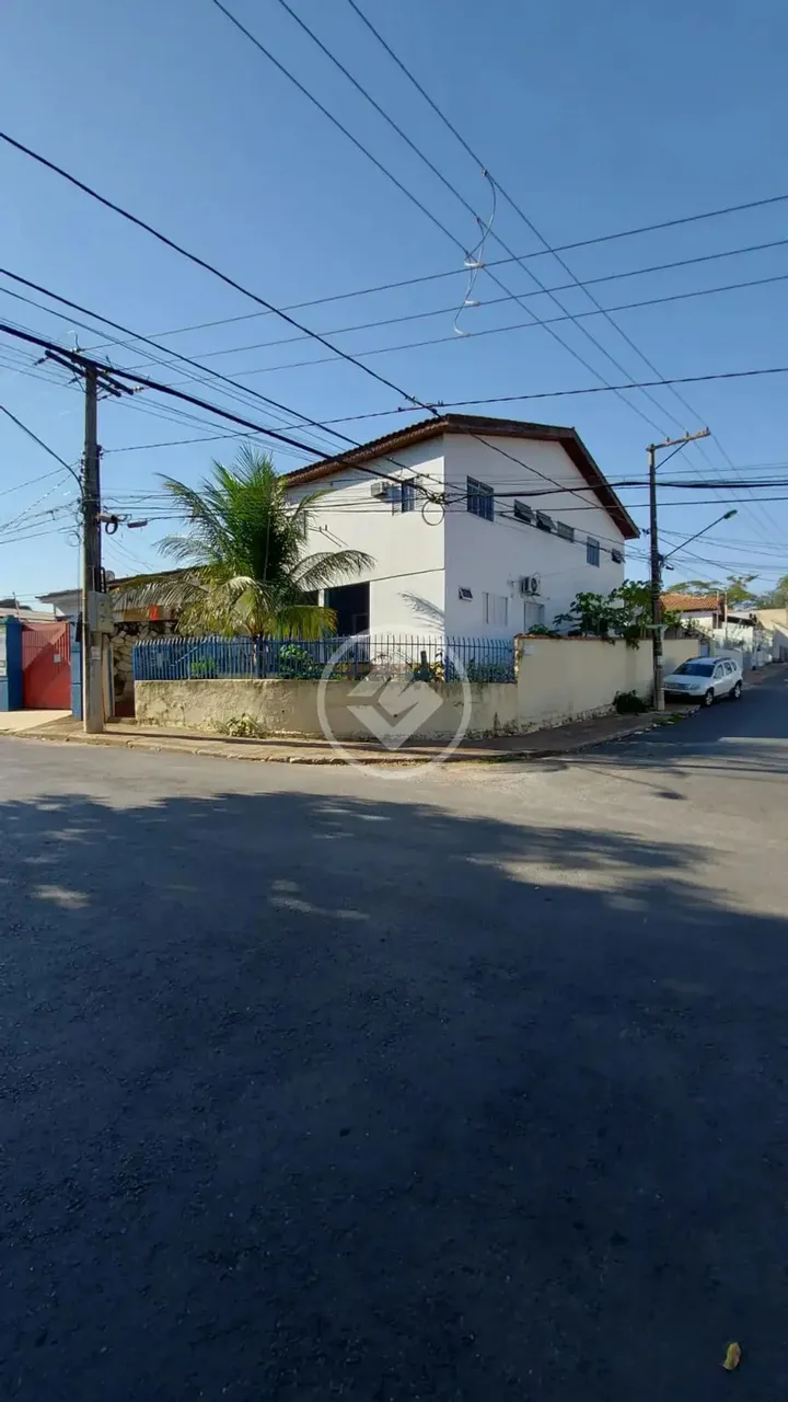 Sobrado grande de esquina, próximo ao centro de Cuiabá Com 6 quartos sendo 3 suítes Ótimo