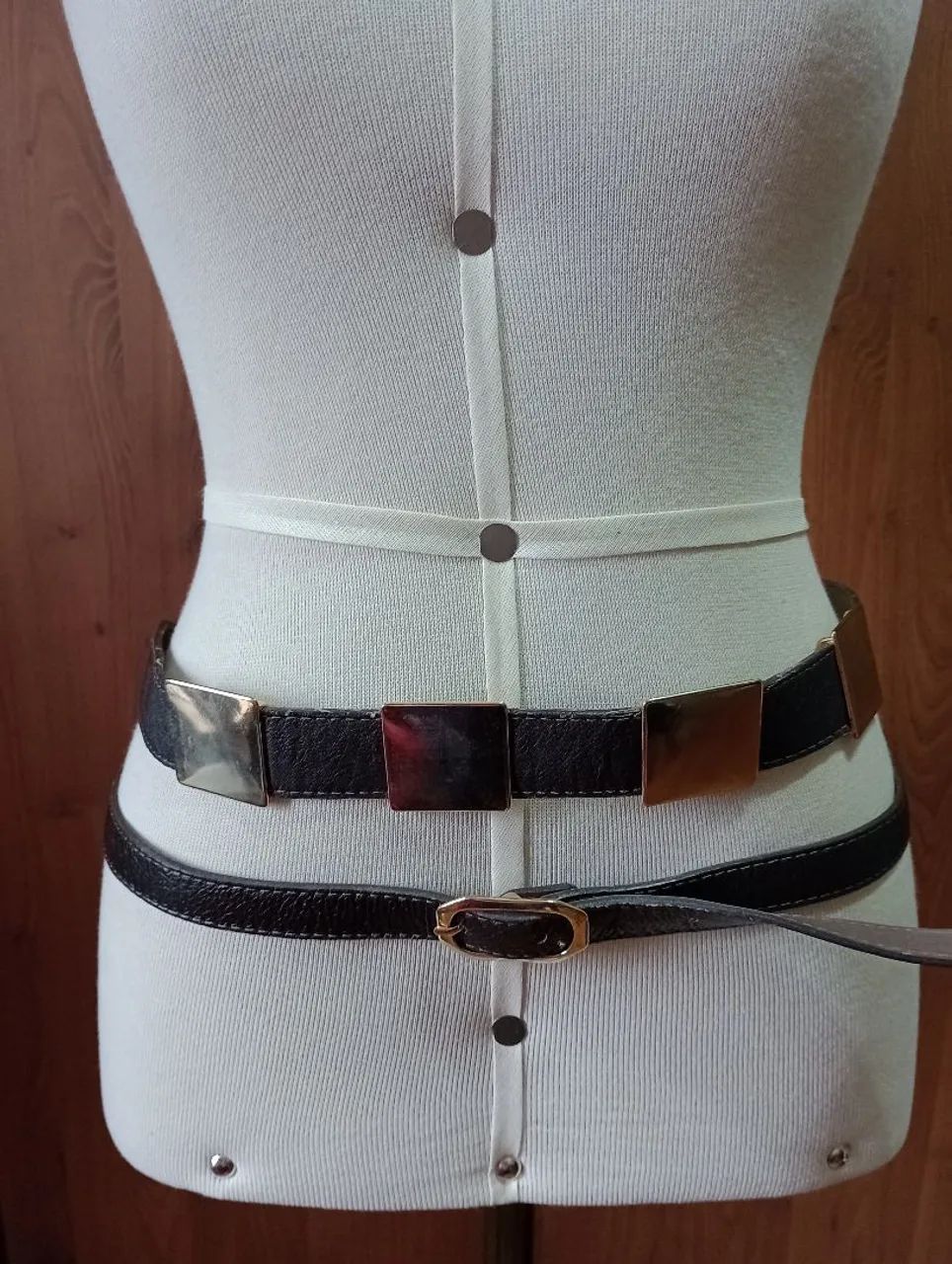 Maxi cinto marrom em couro com detalhes dourados