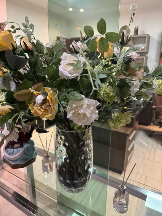 Arranjo de flores com vaso  - Foto 3