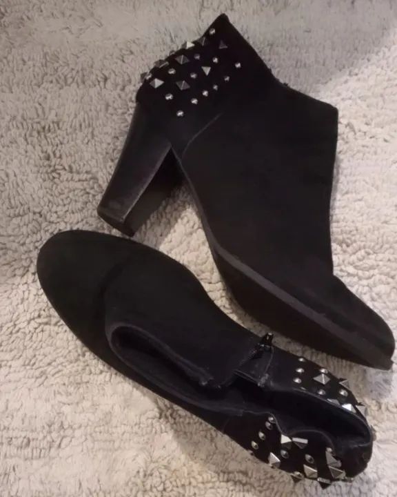 Botas pretas com tachas - Foto 2