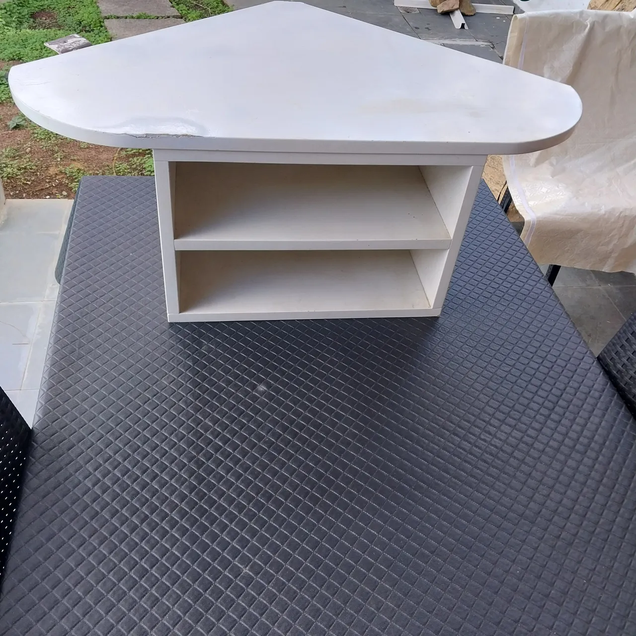 Rack de Canto Triangular com 2 Prateleiras
