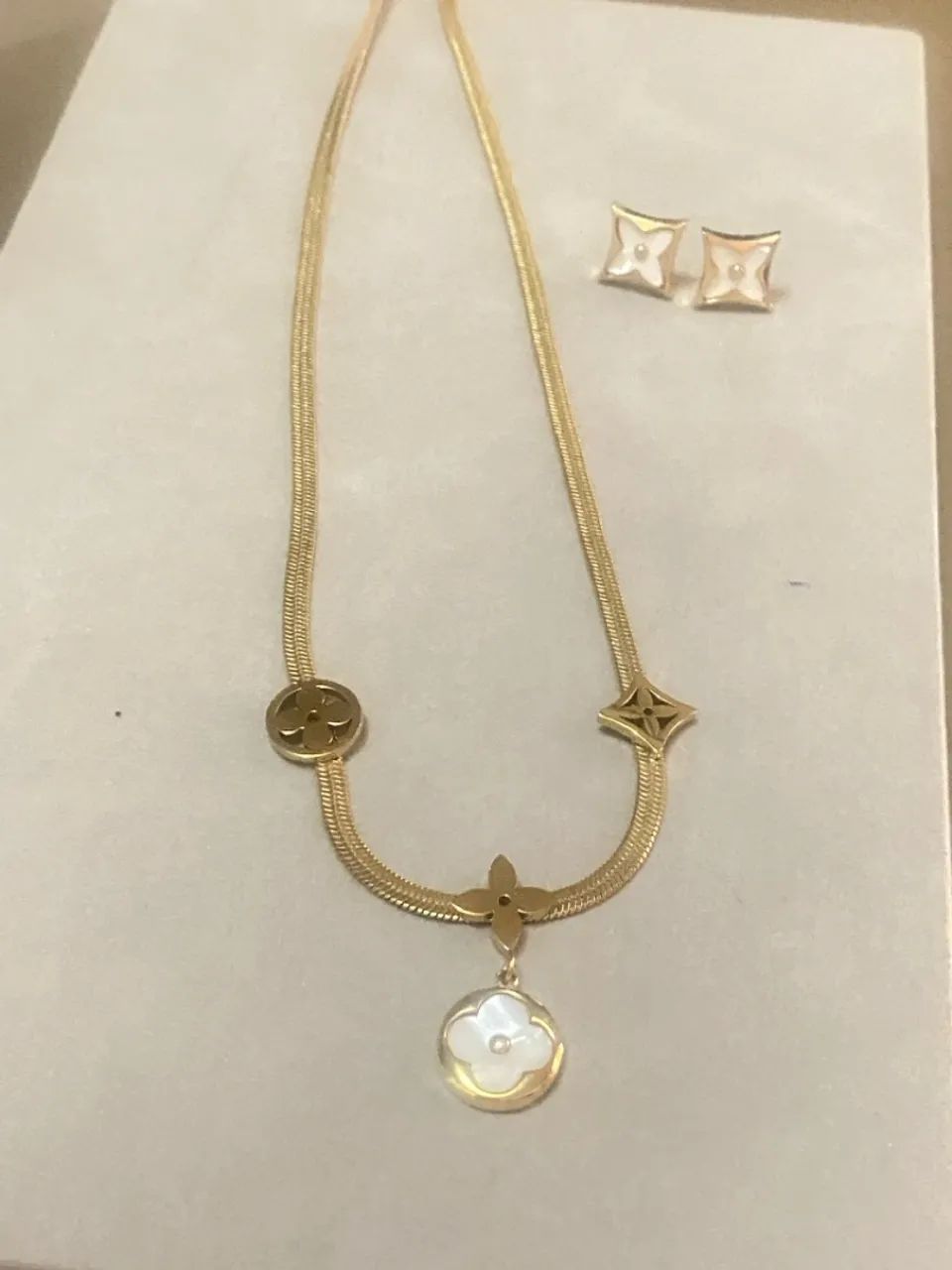Conjunto de colar e brincos dourados de aço 