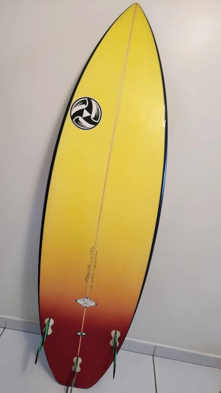 Prancha de Surf Ruy Camargo 5,11 (semi nova, com capas, quilha)