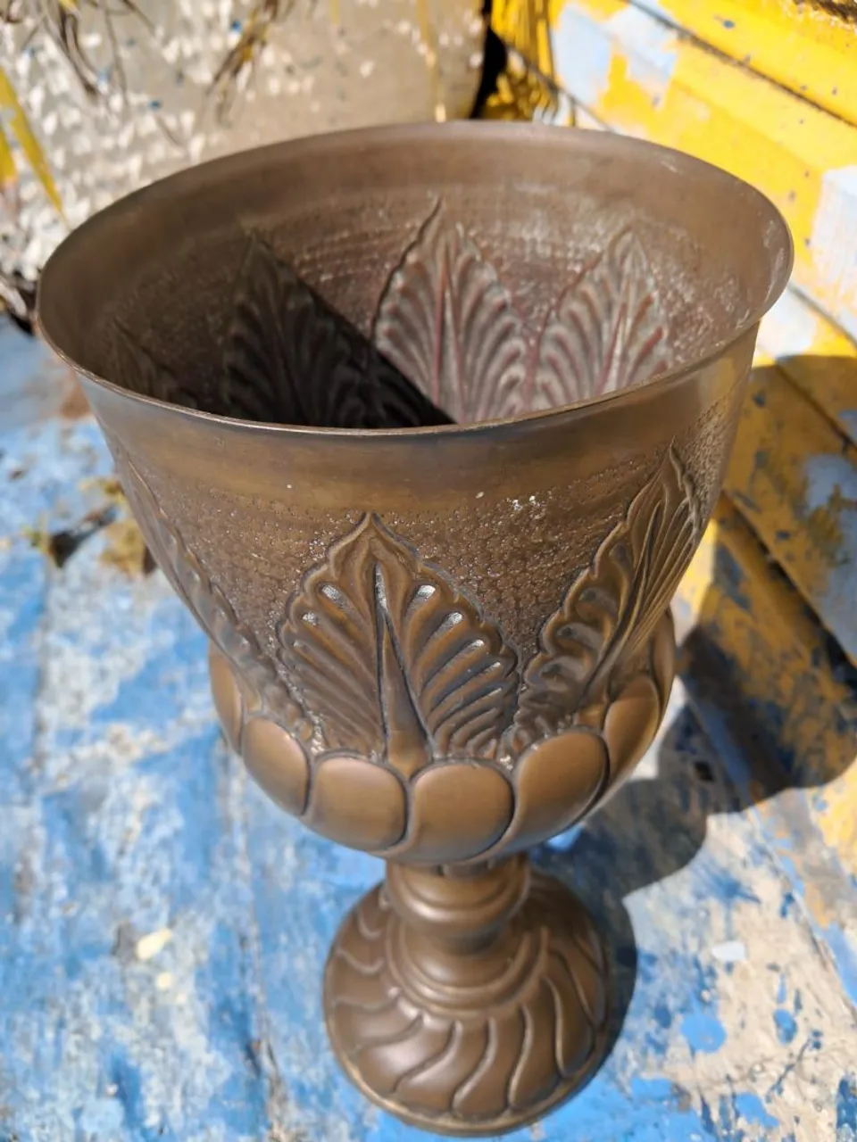 Vaso Decorativo em Bronze com Detalhes Ornamentais