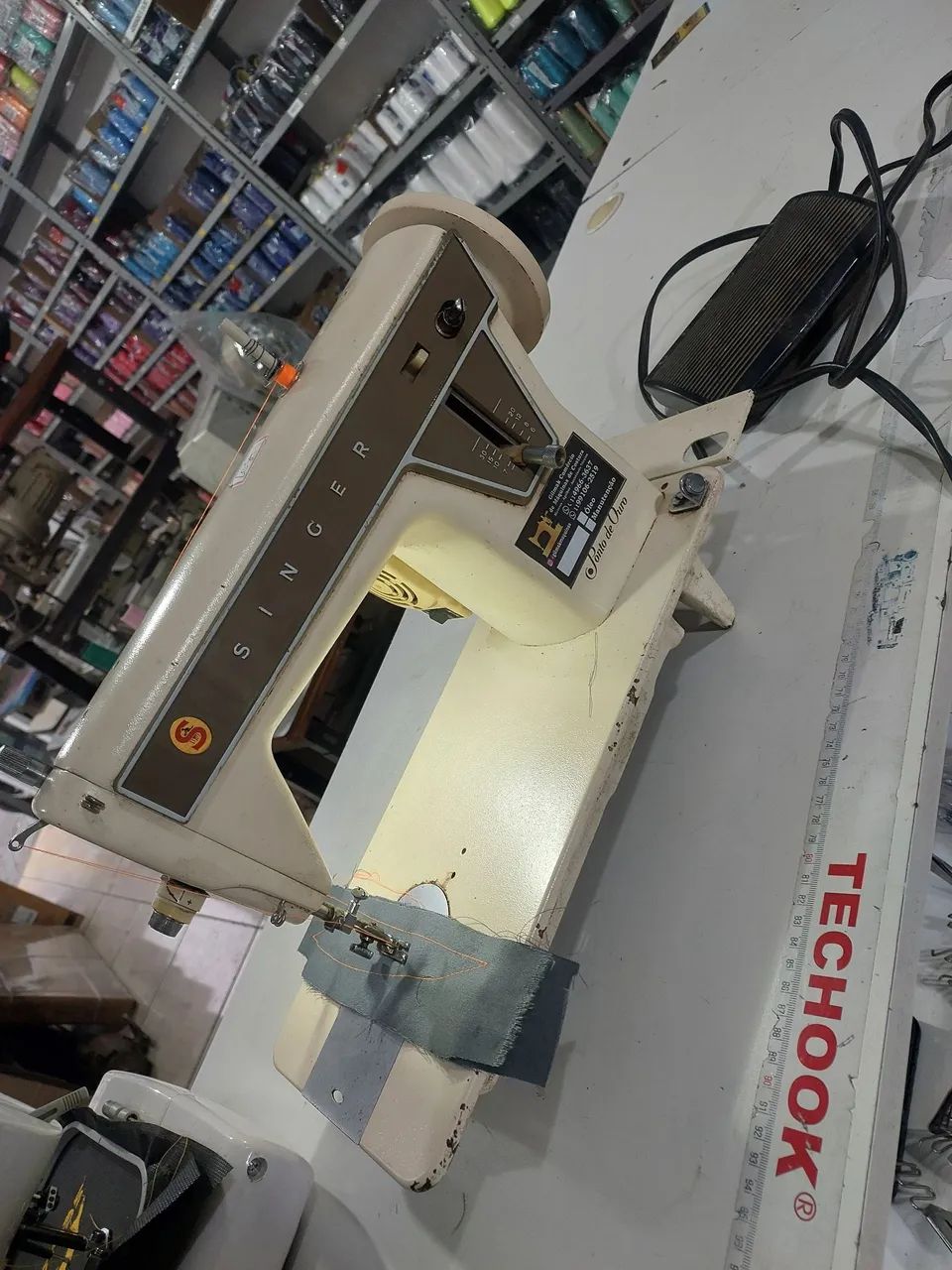 Máquina de costura singer ponto de ouro motor 110v e lâmpada led - Foto 5