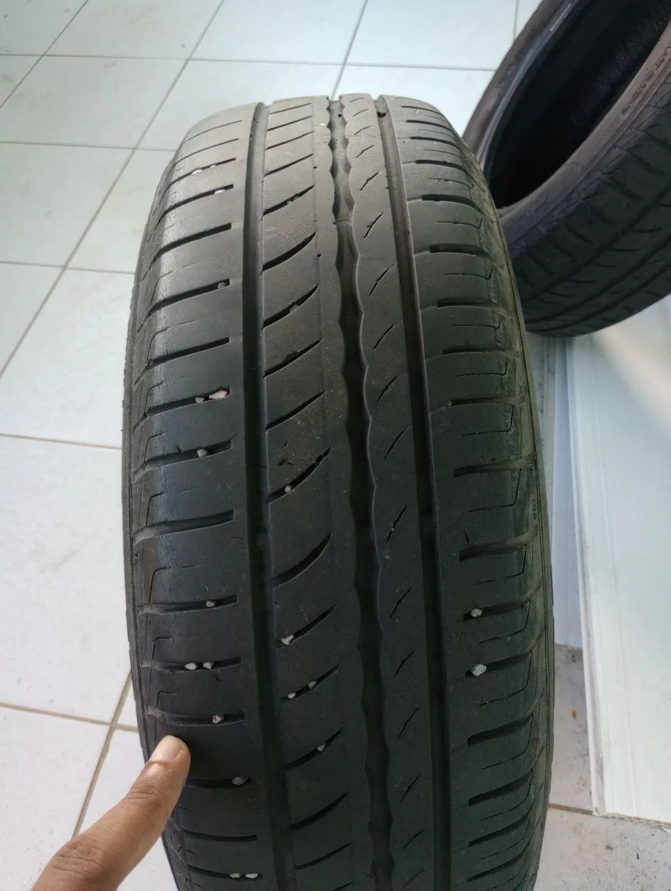 Pneu 175/65 R14  tenho 3 pneus  - Foto 3