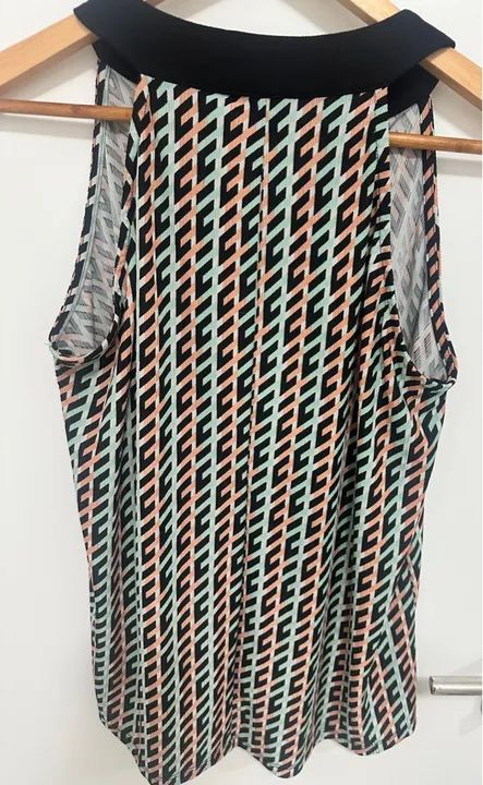 Blusa feminina estampada com decote - Foto 2