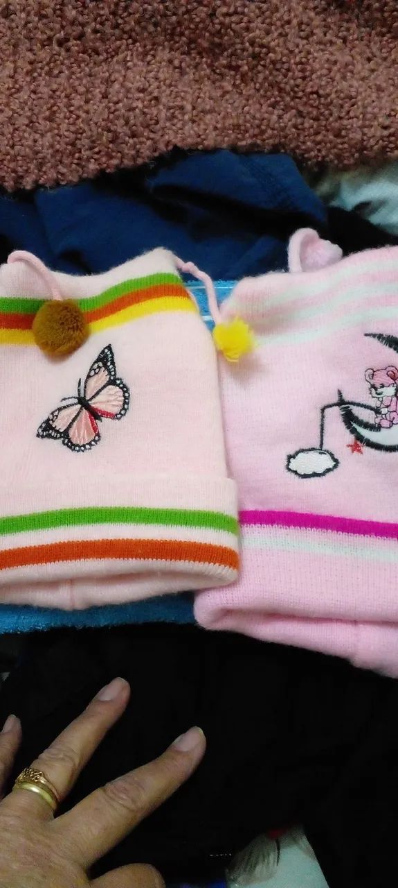 Touca Infantil Hello Kitty Lilás com Pompons - Foto 2