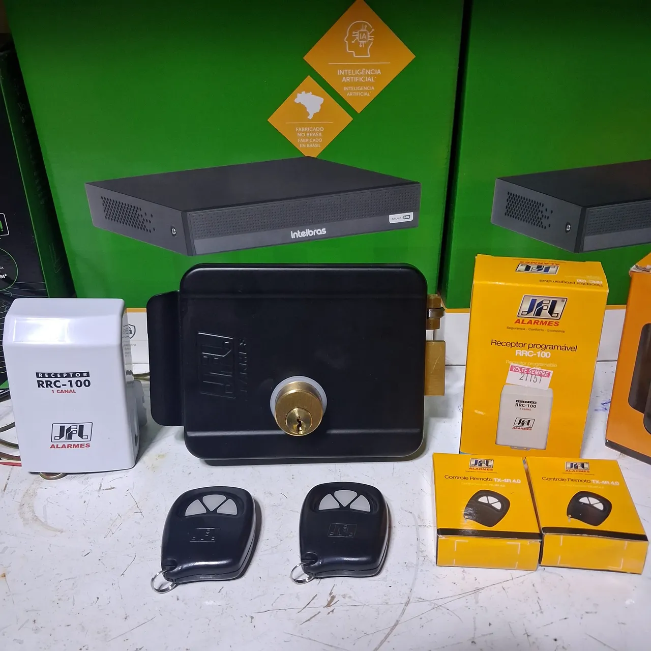 Fechadura elétrica com controle remoto e chaves.