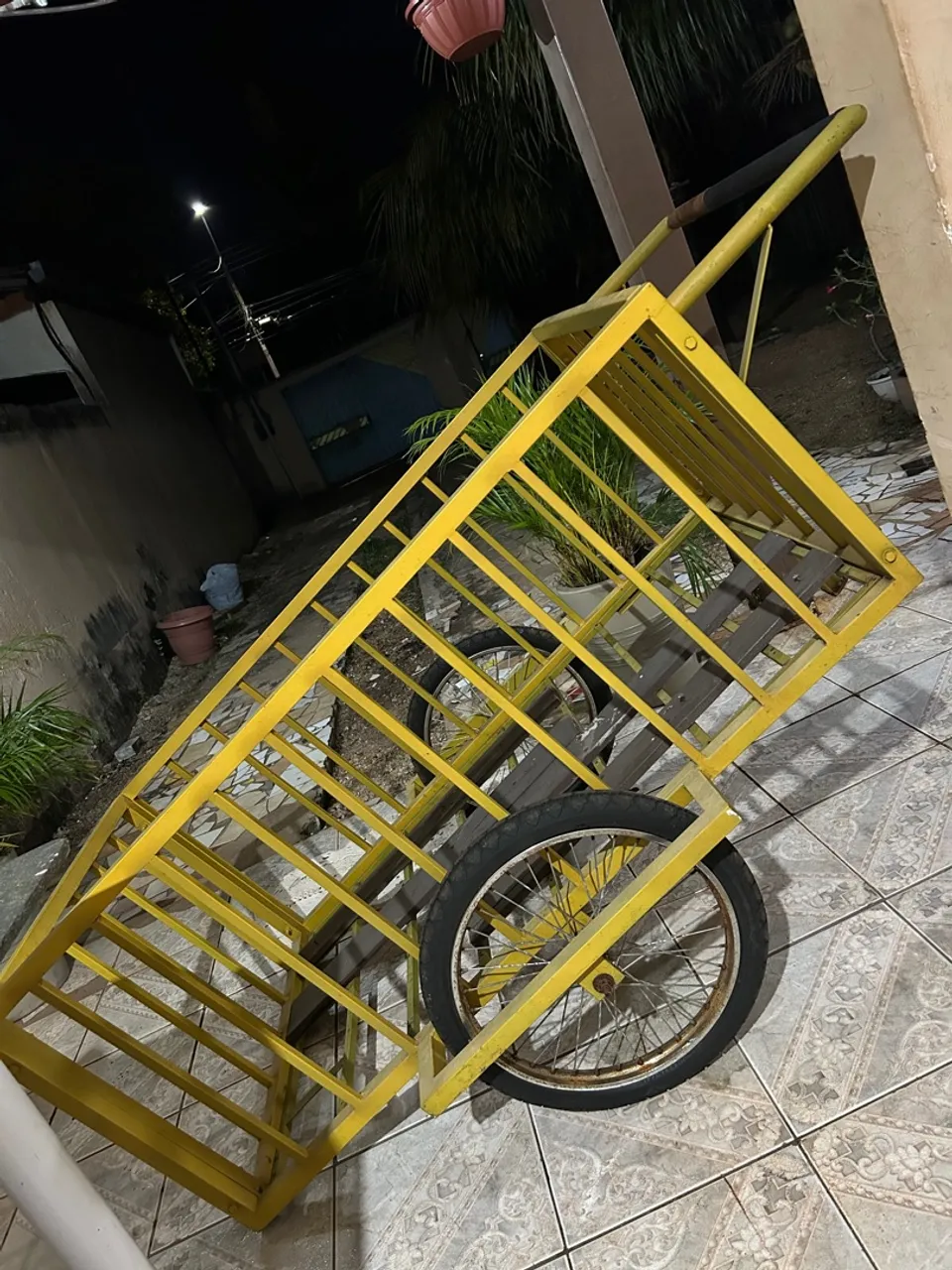 Carrinho de carga amarelo reforçado