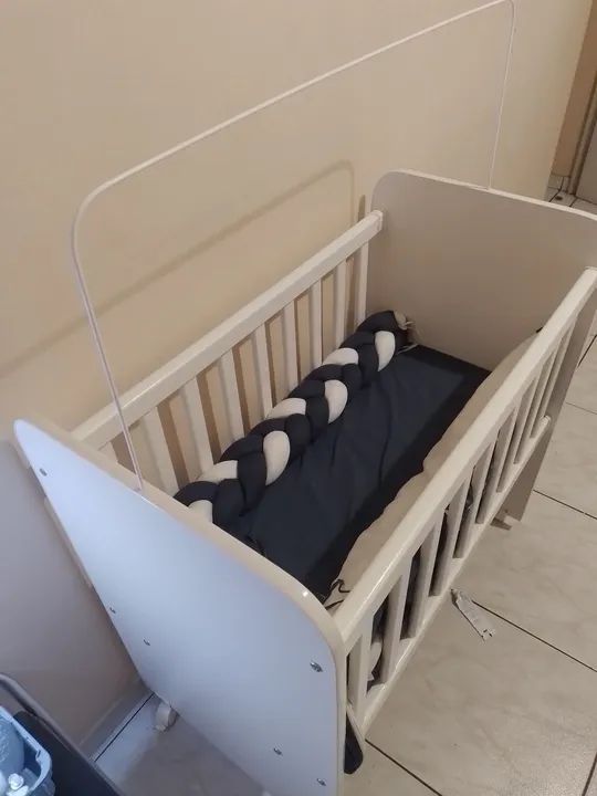 Berço de bebê branco