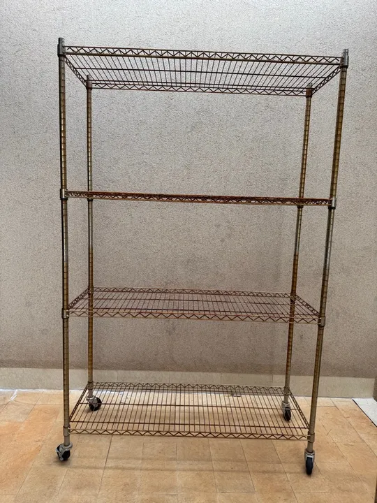 Estante de Metal com Rodinhas
