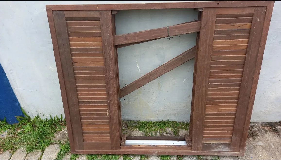 Janela de madeira nova