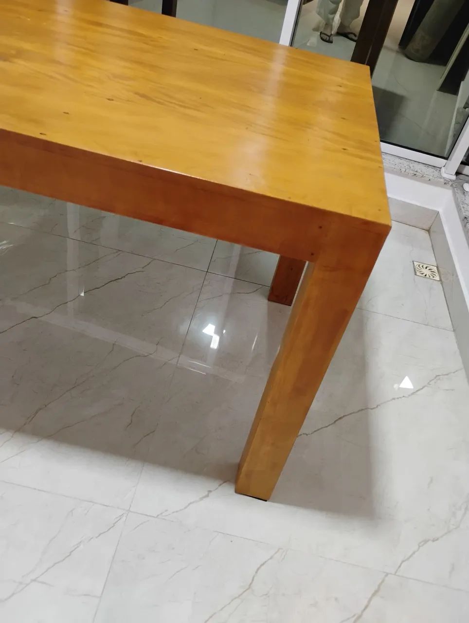 Mesa de jantar retangular em madeira maciça.64254013372547124