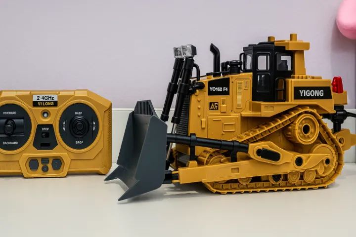 Trator Brinquedo com Controle ? Diversão Garantida para os Pequenos!