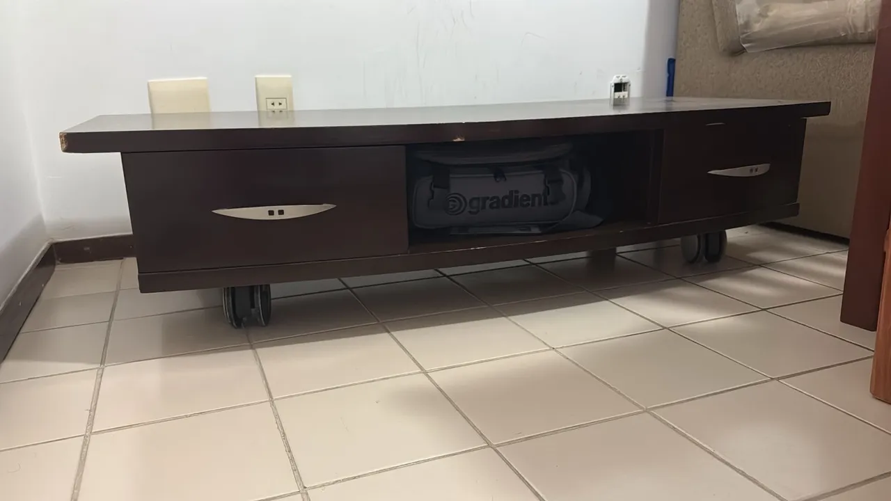 Rack para TV em madeira escura com rodinhas