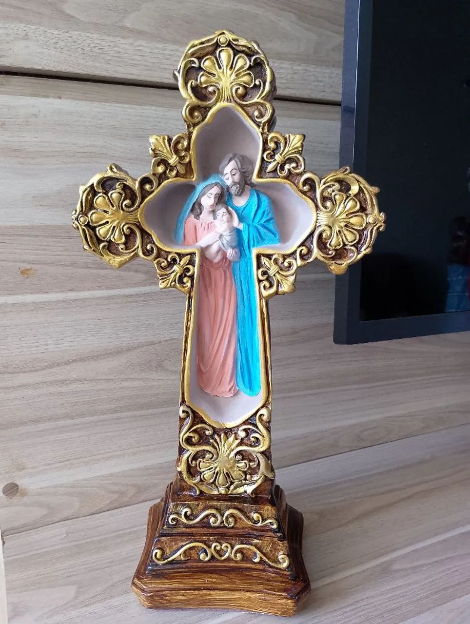 Crucifixo com a Sagrada família 