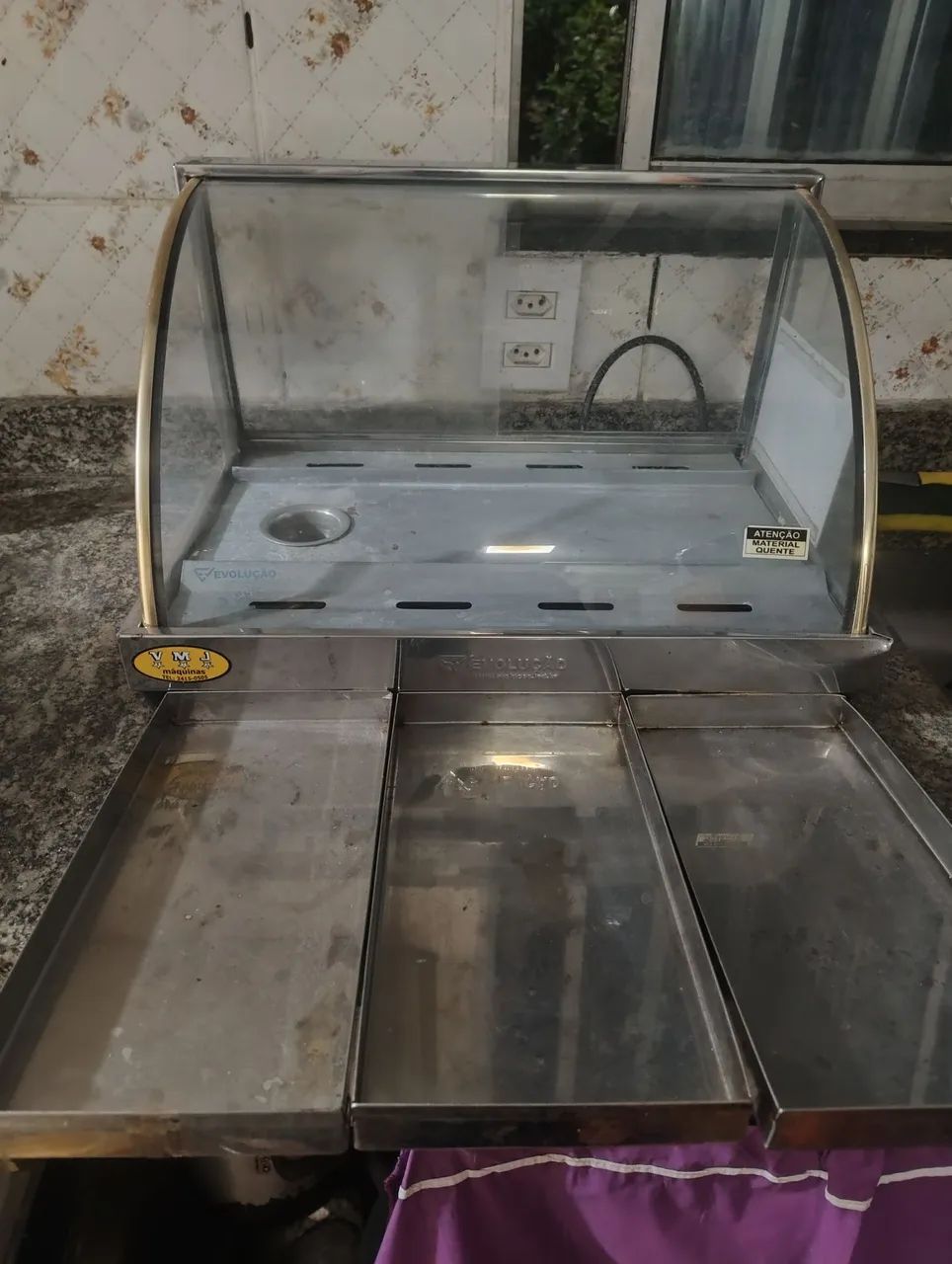 Estufa para 3 bandeijas funcionando com as bandejas 