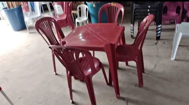 Conjunto de mesa com 4 cadeiras de plástico64276680702721121