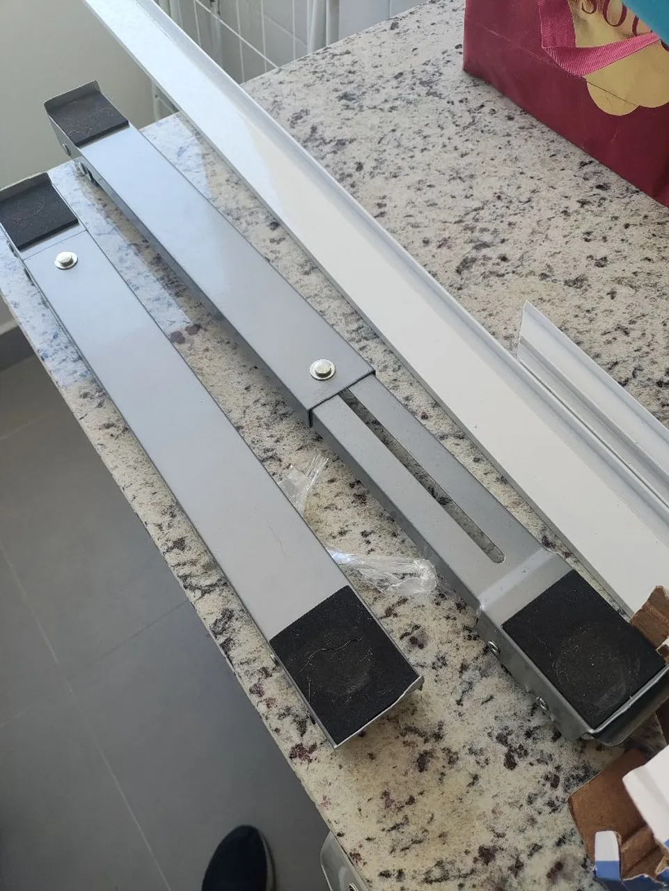 Suporte Ajustável para Eletrodomésticos - Facilidade e Mobilidade