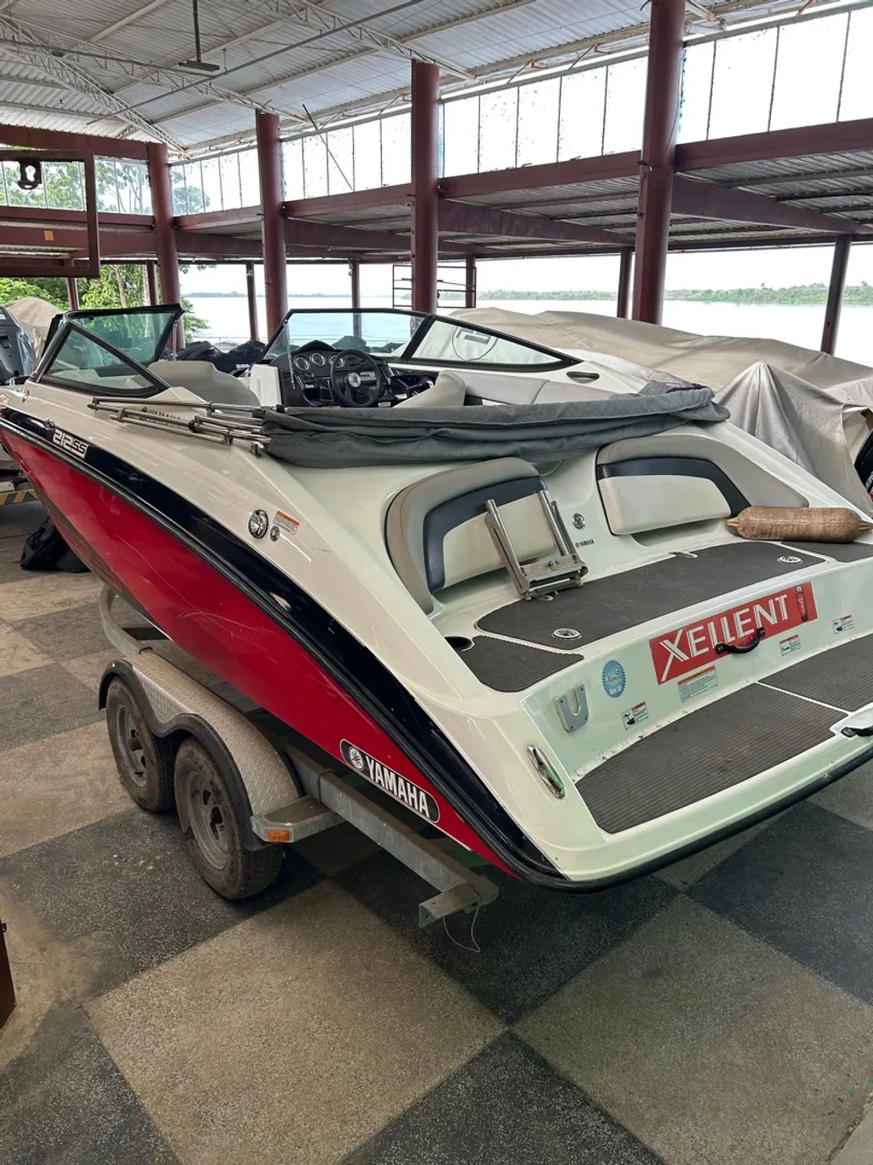 Lancha Yamaha 212SS - Perfeita para Aventuras Aquáticas!