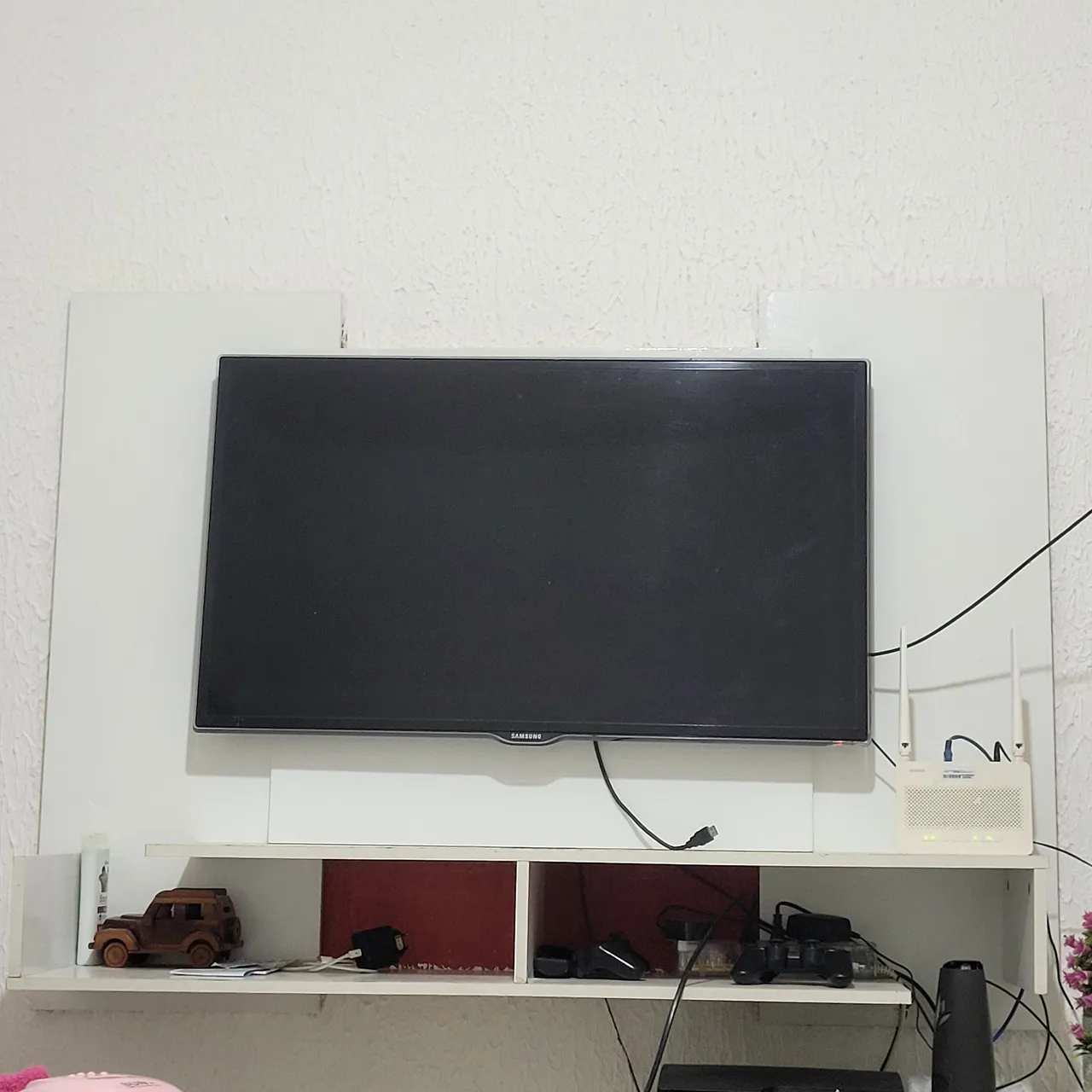 Painel para TV com prateleira e design moderno