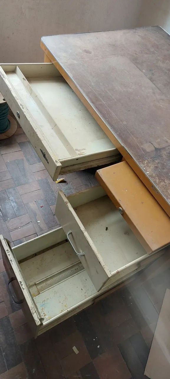 Escrivaninha de metal amarela com gavetas - Foto 5