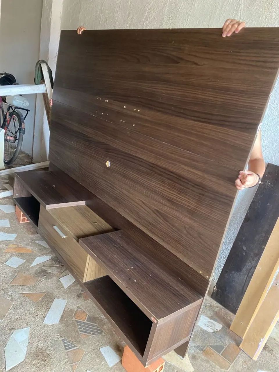 Painel de TV com prateleiras e gaveta - Foto 4