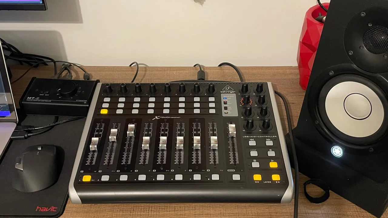 Mesa de DJ Behringer X-Touch Compact