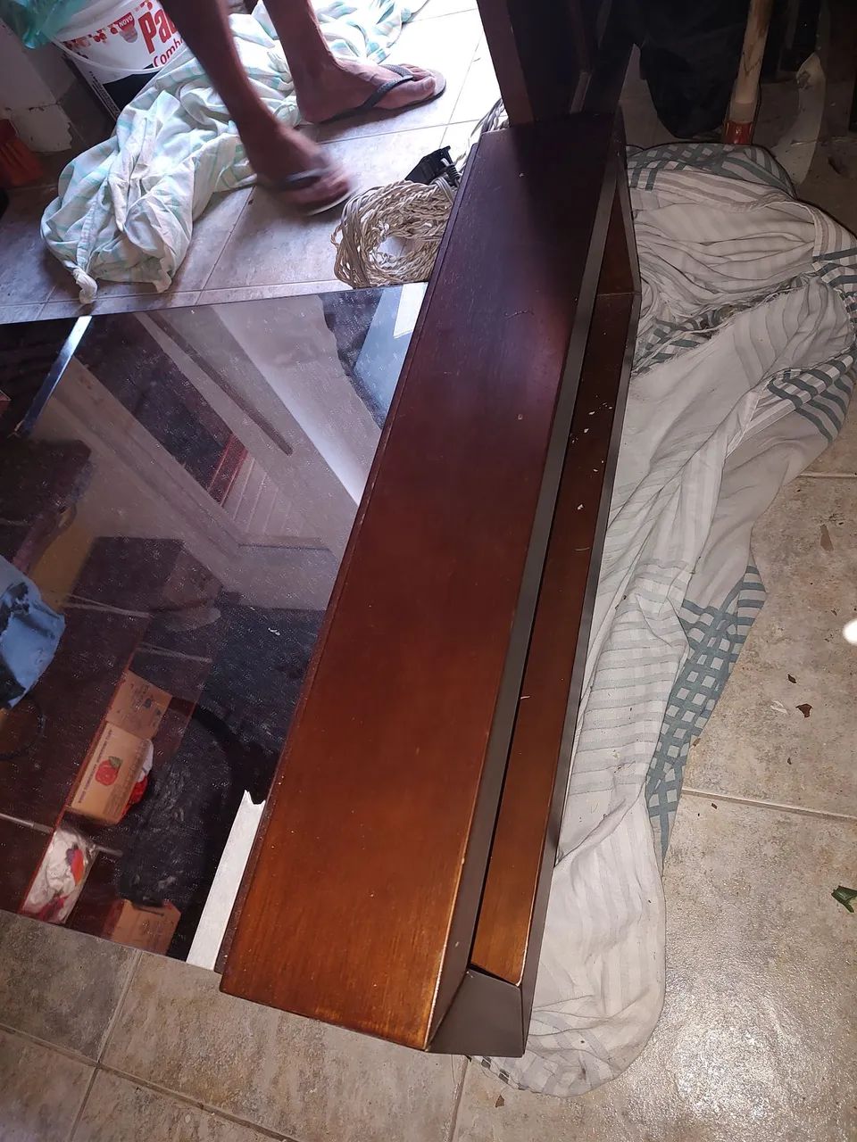 Mesa de centro com tampo de vidro preto com espelho embaixo  - Foto 4