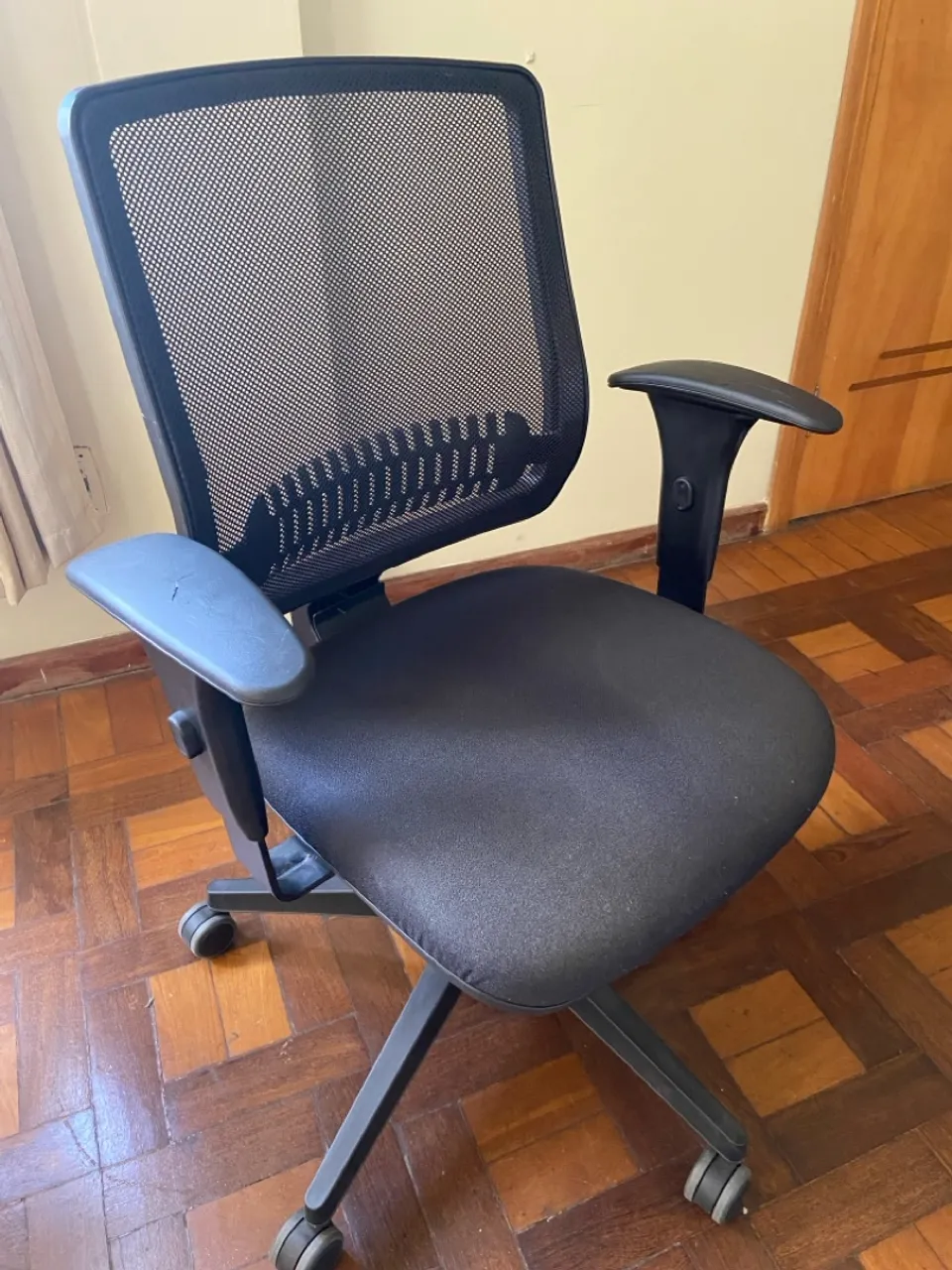Cadeira de Escritório Ergonômica com Rodinhas