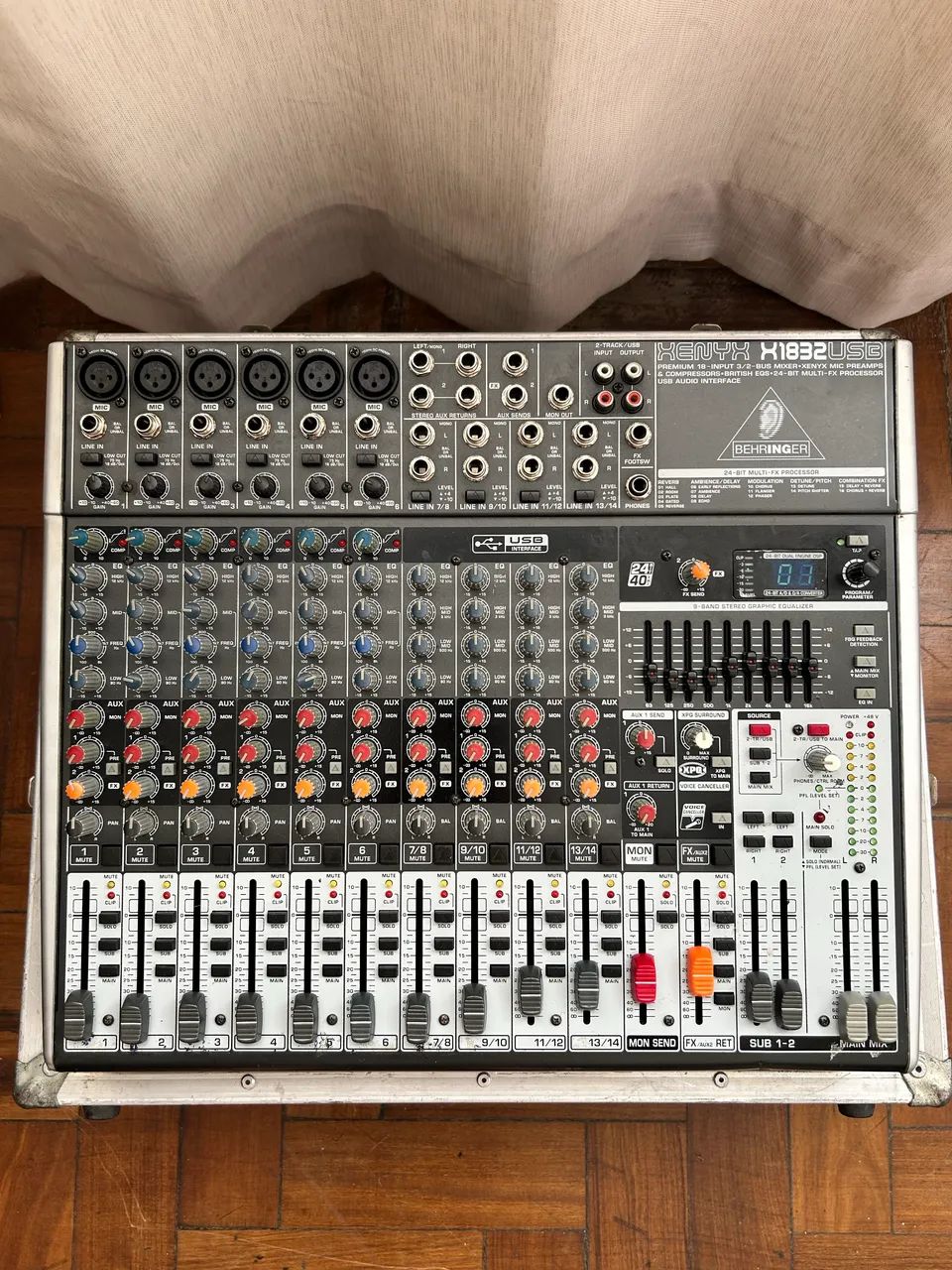 Mesa Behringer Xenyx X1832 USB Revisada e com flight case profissional - Foto 3