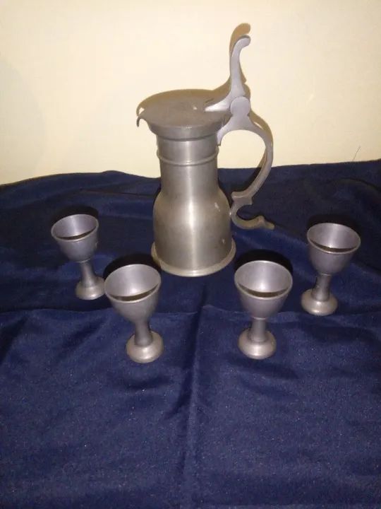 Conjunto de estanho,jarra e mini taças 