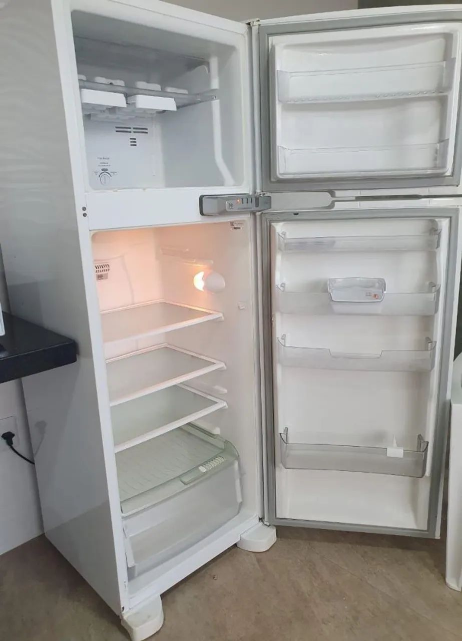 Vendo geladeira com seis meses de uso porque estou me mudando - Foto 2