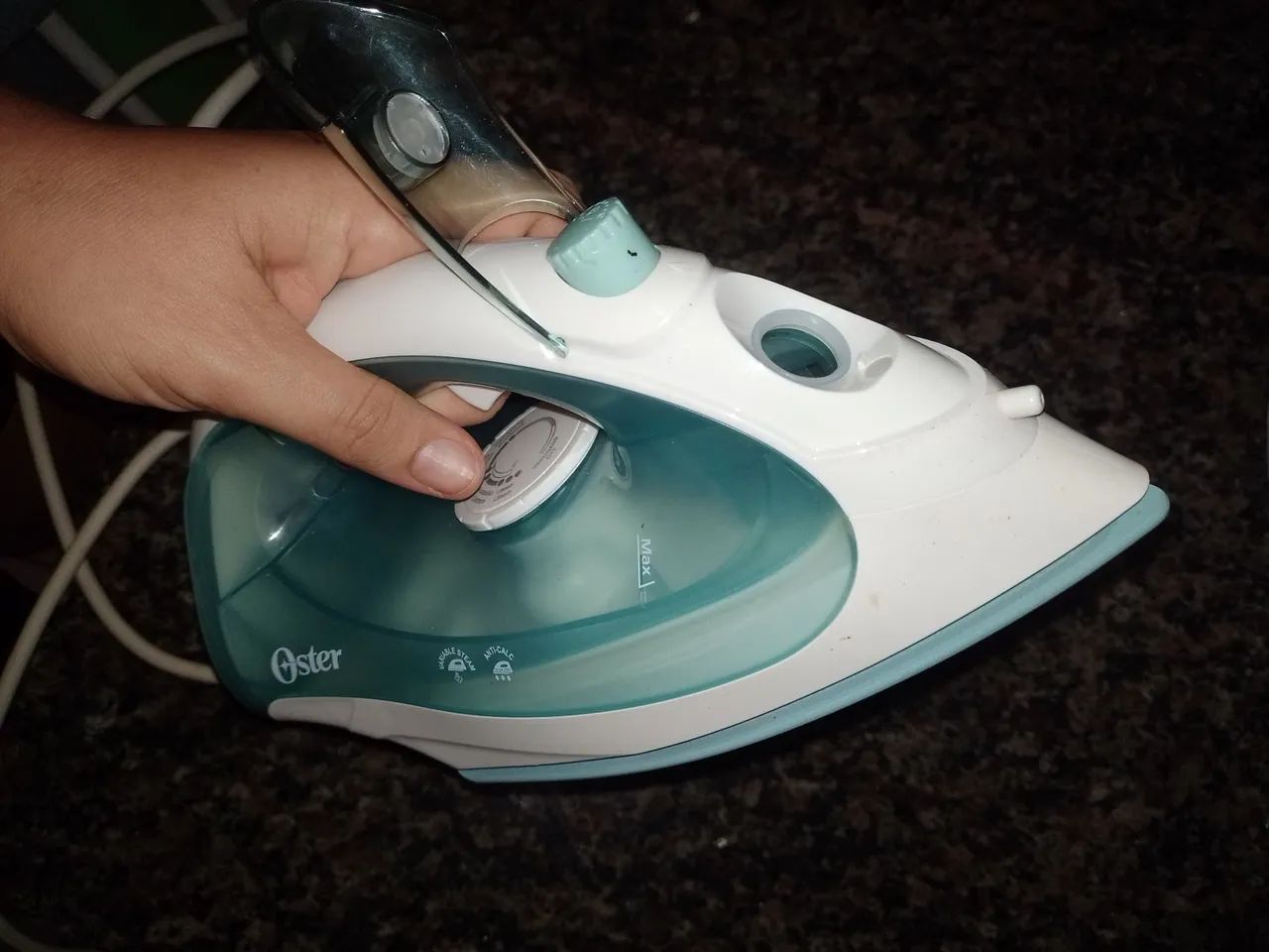 Ferro de Passar Roupa Oster - Usado