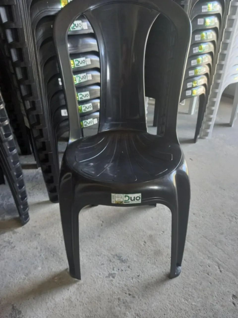 Cadeira plástica 182 kilos nova 42 reais