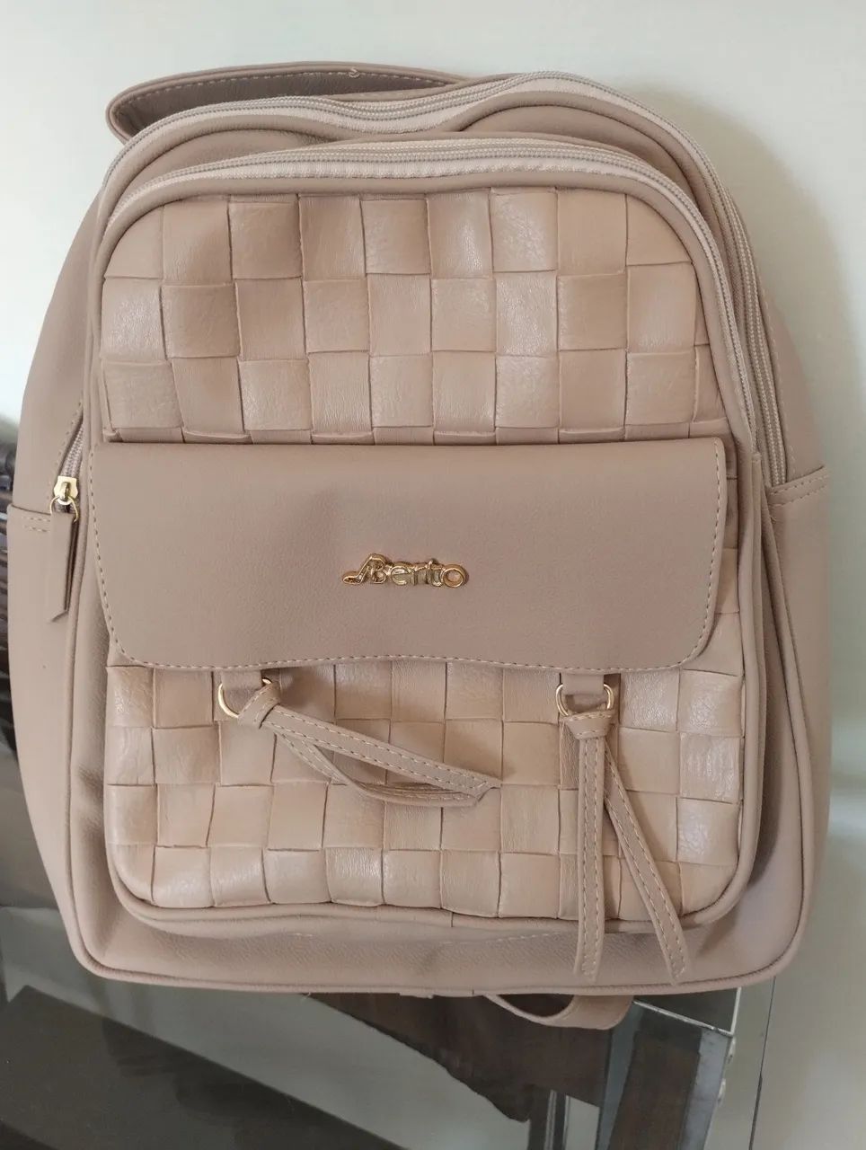 Bolsa ( mochila ) nova, no plástico , nunca usada .