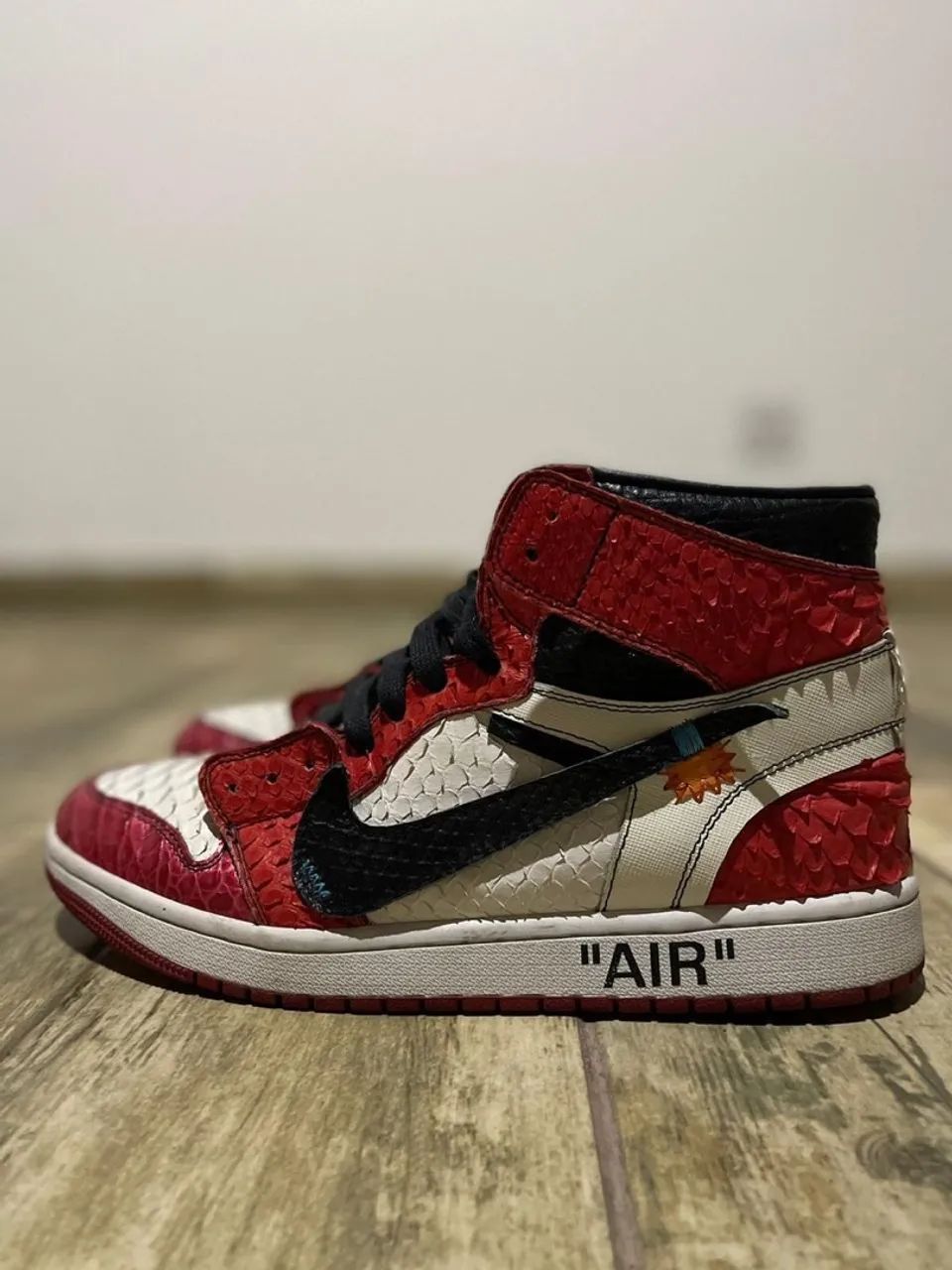 Tênis Nike Air Jordan 1 Off-White