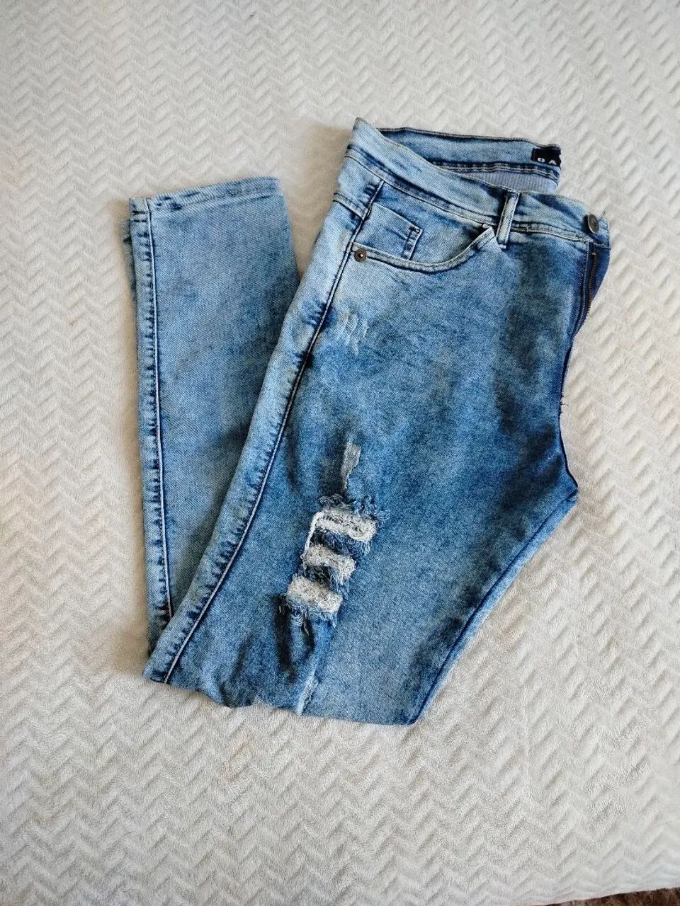calça jeans skinny com lavagem marmorizada