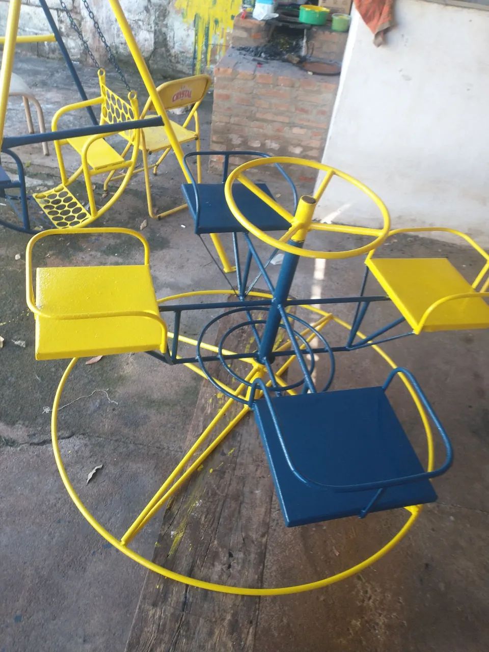 Balanço e gira gira brinquedos antigos
