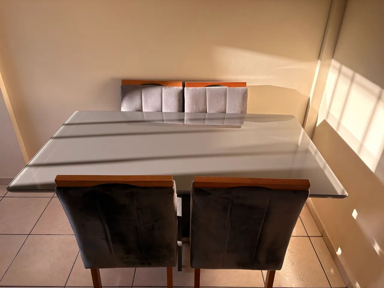 Mesa com tapão de vidro e quatro cadeiras  - Foto 4