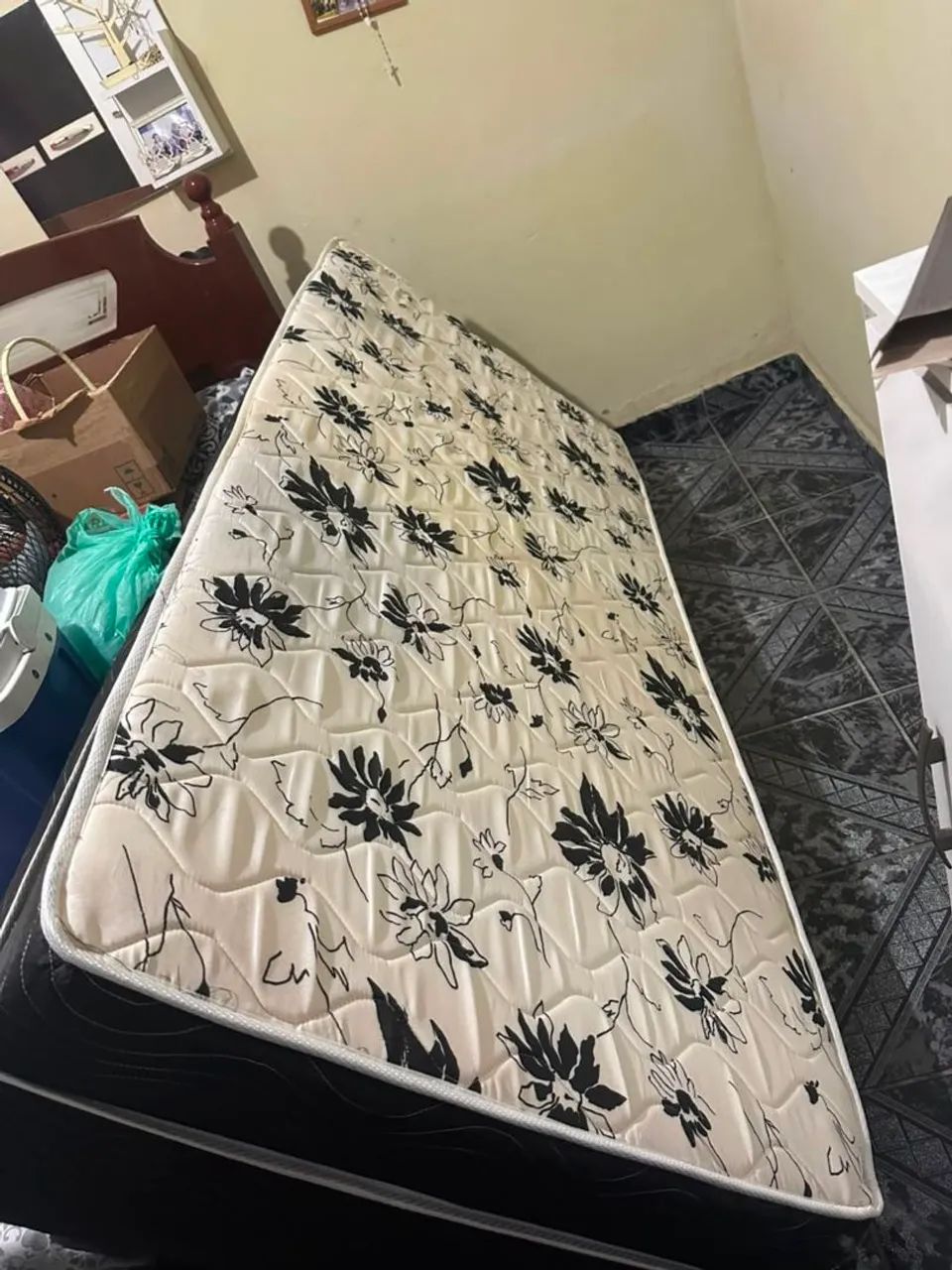 Cama de solteiro. 