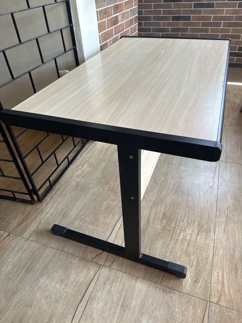 Mesa de escritório impecável, sem detalhes  - Foto 2