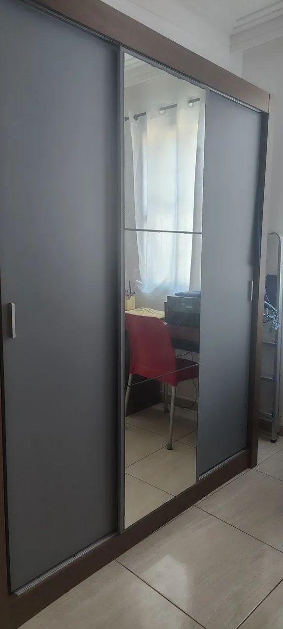 Roupeiro com espelho 
