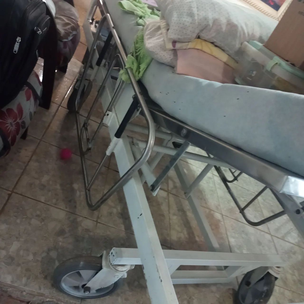 Cama hospitalar com rodas e base de Inox - Foto 5