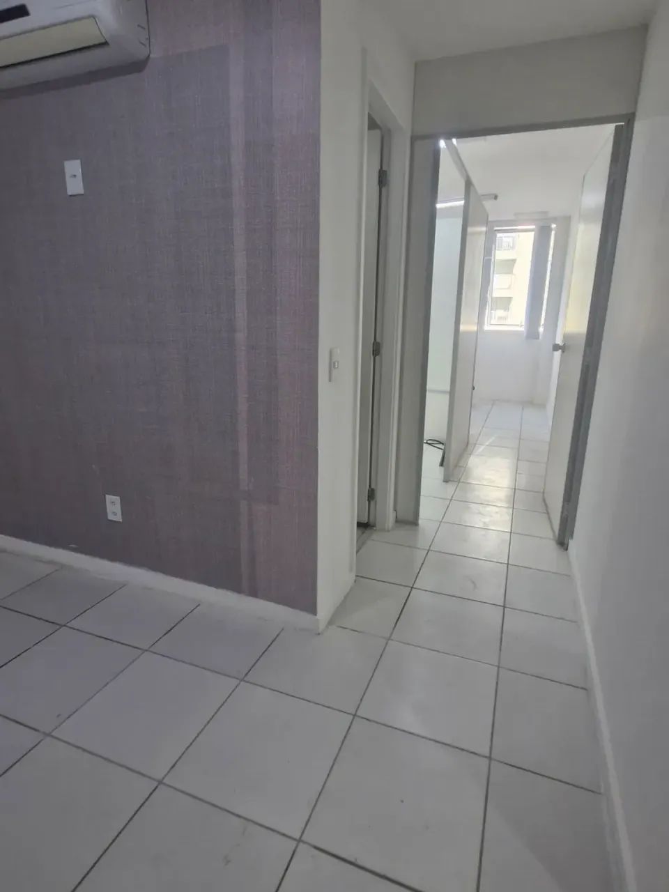 OPORTUNIDADE!!!  Sala ou Consultório, 30 m, divisórias, banheiro, Janelão, cortina, 2 Spli